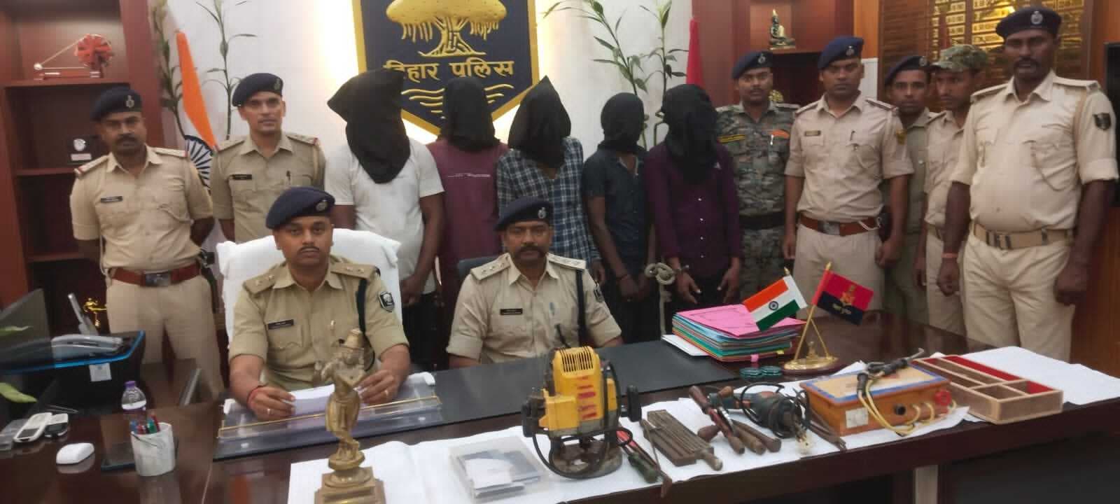 पोठिया मंदिर से चोरी हुई कृष्ण की मूर्ति पुलिस ने की बरामद, सरगना समेत पांच आरोपित गिरफ्तार