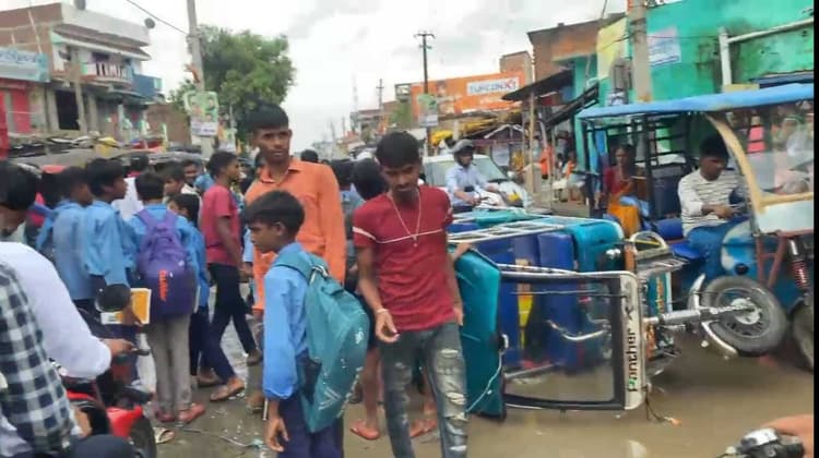 जर्जर सड़क के कारण टोटो अनियंत्रित होकर पलटी, चार महिलाएं जख्मी