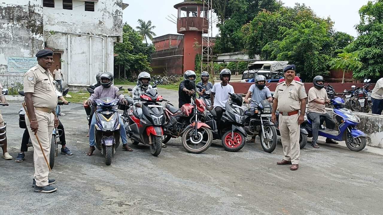 जामताड़ा में बिना हेलमेट पकड़े गए कई चालक, हिदायत के साथ छोड़ा