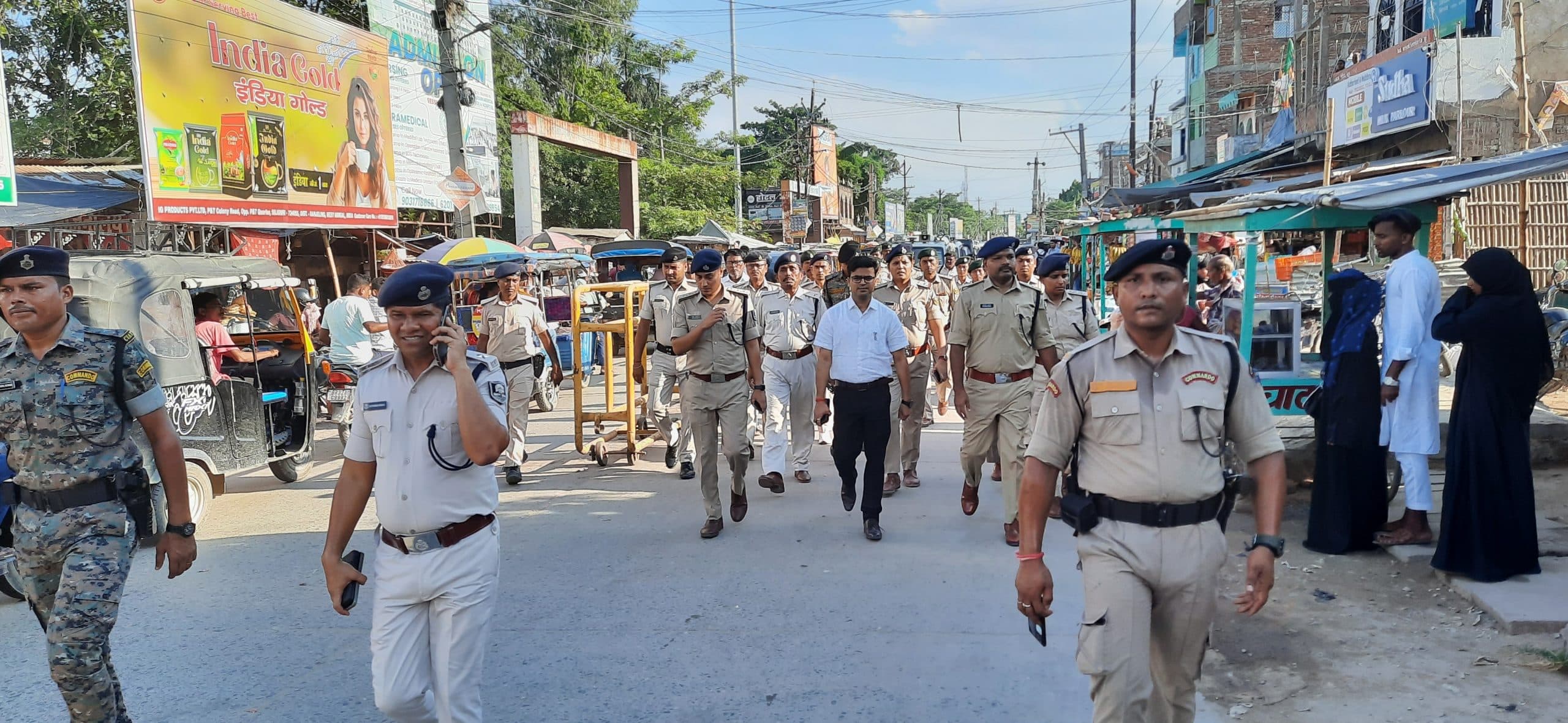 Madhubani News : एसपी व एसडीओ ने शहर में किया फ्लैग मार्च