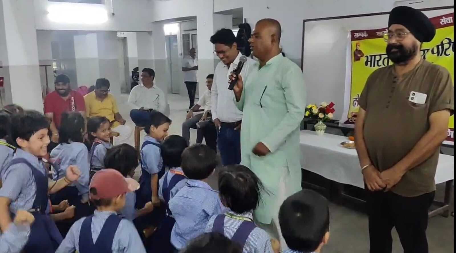 Giridih News :भारत विकास परिषद के शिविर में बच्चों ने सीखे योगासन