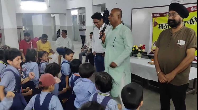 Giridih News :भारत विकास परिषद के शिविर में बच्चों ने सीखे योगासन