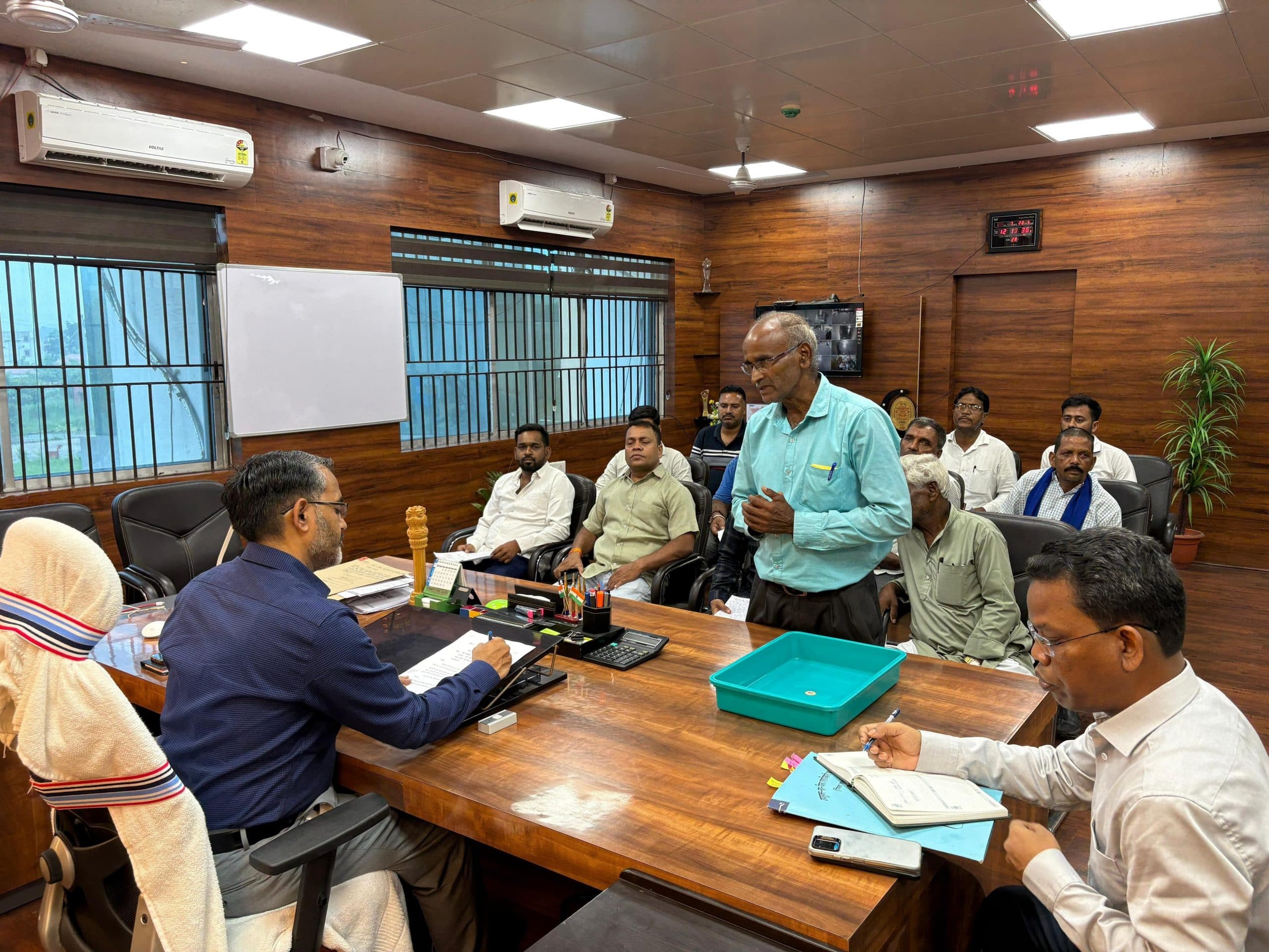 Giridih News :जनता दरबार में डीसी सुनीं समस्याएं