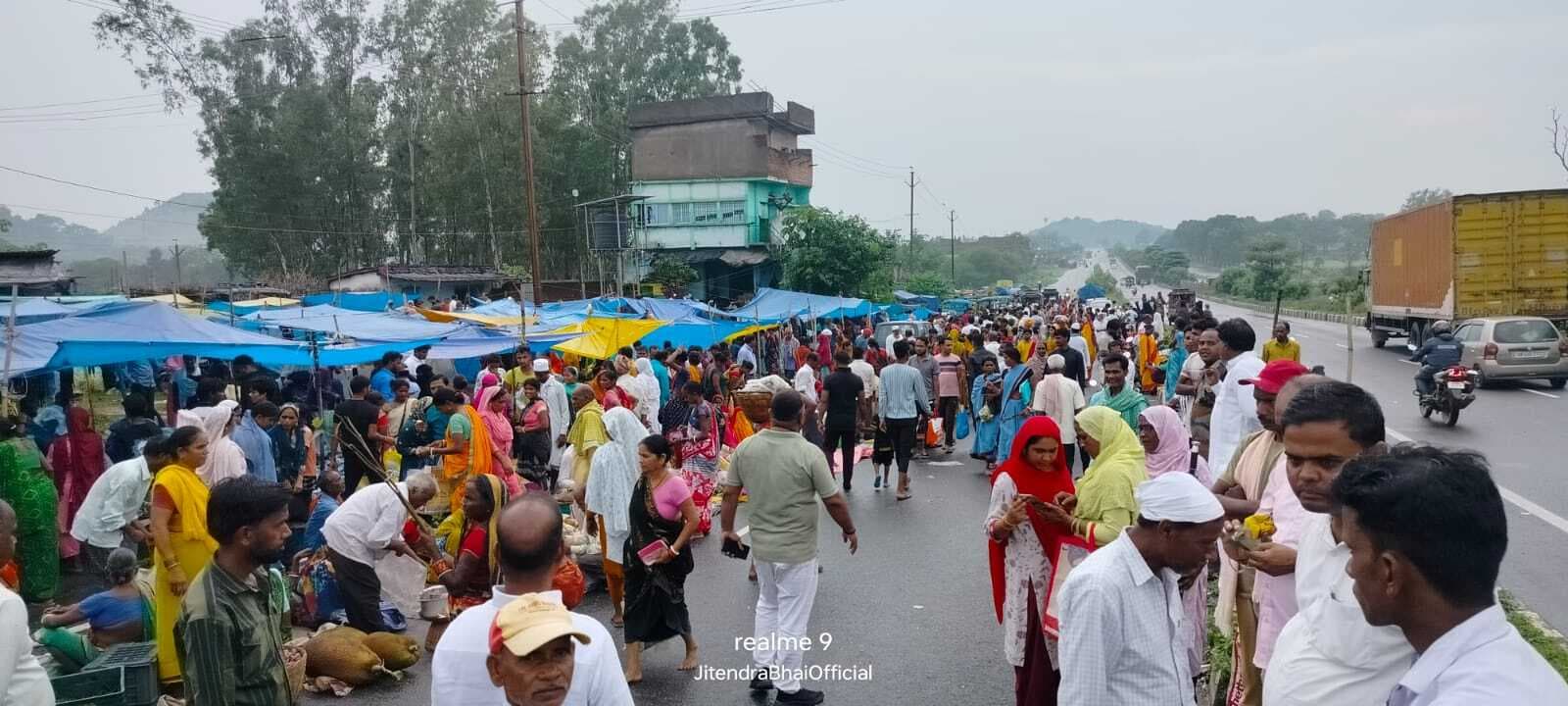 Giridih News : प्रशासन के हस्तक्षेप के बाद भी सड़क पर लगा साप्ताहिक हाट