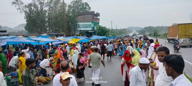 Giridih News : प्रशासन के हस्तक्षेप के बाद भी सड़क पर लगा साप्ताहिक हाट