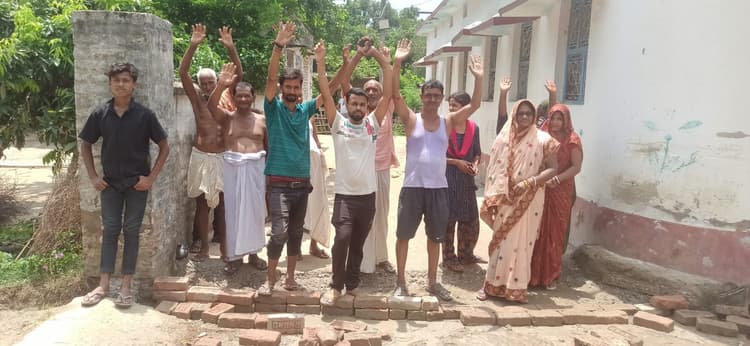Madhubani News : सड़क निर्माण में अनियमितता का आरोप लगा ग्रामीणों ने किया प्रदर्शन