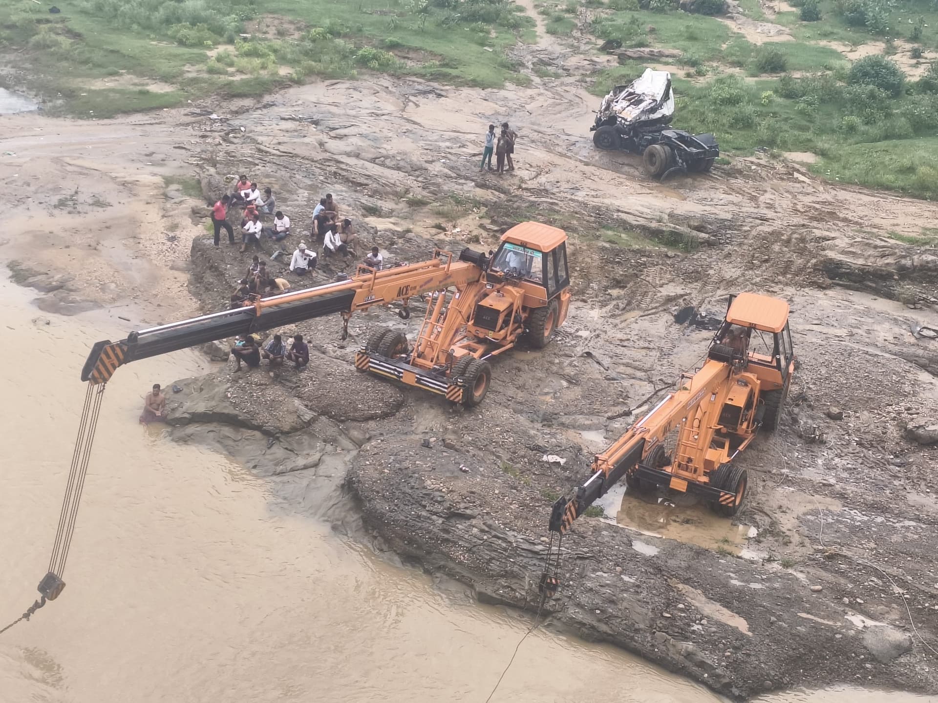 Giridih News :इंजन को नदी से बाहर निकाला, टेलर निकालने का प्रयास