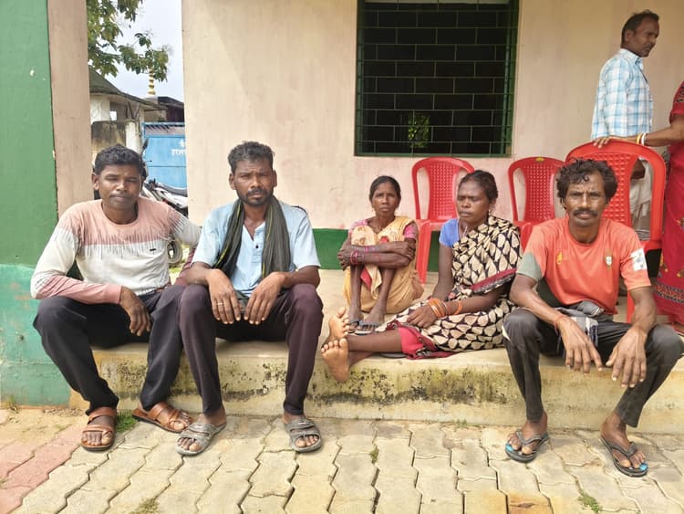 Giridih News : पीरटांड़ में प्रेमी युगल ने फांसी के फंदे से झूलकर की आत्महत्या