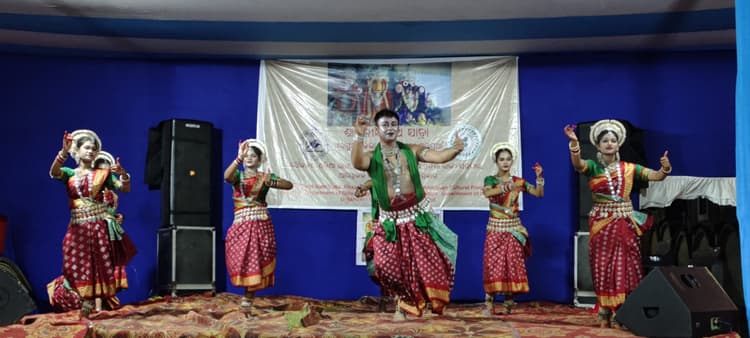 Seraikela Kharsawan News : ओडिशा के कलाकारों ने नृत्य व संगीत से बांधा समां, झूमे दर्शक