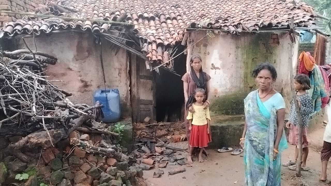Giridih News : बारिश से खपरैल का घर क्षतिग्रस्त, बाल-बाल बचा परिवार