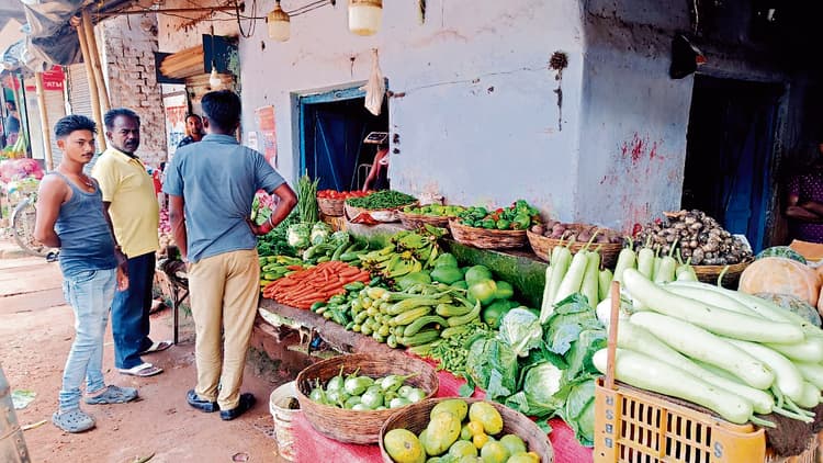 East Singhbhum News : महंगाई की मार, सब्जियों के दाम पहुंचे आसमान पर