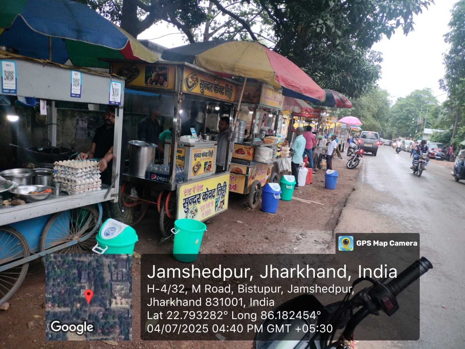 Jamshedpur News : सख्ती का असर : जुर्माना के बाद दुकानों के बाहर रखे गये डस्टबिन