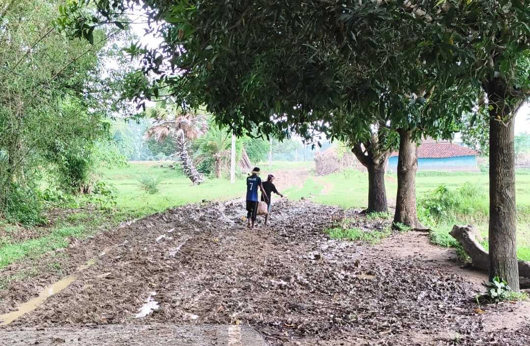 बड़ा बनगामा-मुर्गाबनी गांव के बीच पक्की सड़क नहीं, बारिश में हालात बुरे
