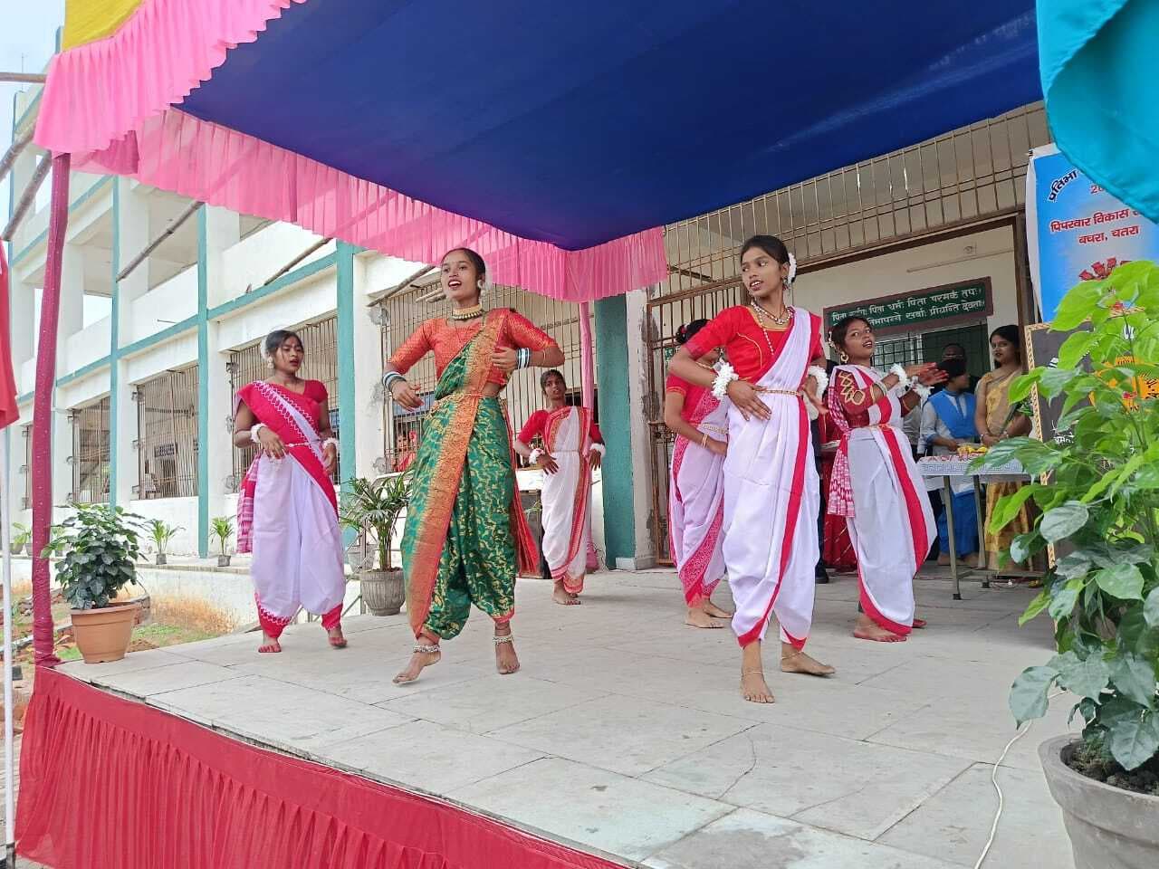 स्कूली बच्चों ने नृत्य-गीत में दिखायी अपनी प्रतिभा