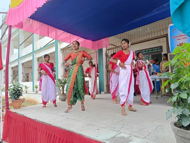 स्कूली बच्चों ने नृत्य-गीत में दिखायी अपनी प्रतिभा