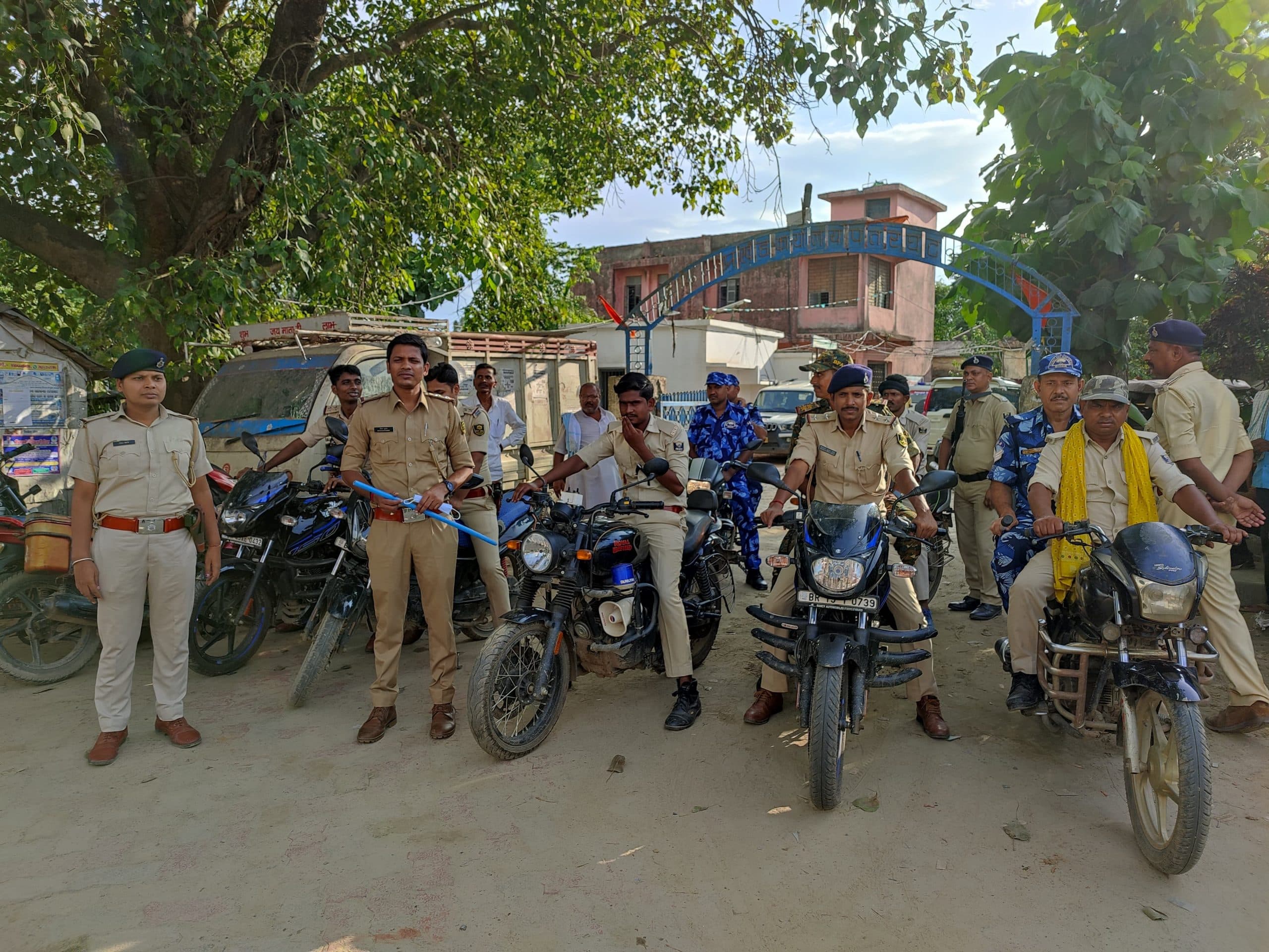 शांतिपूर्ण व सौहार्दपूर्ण मनाए जाने को लेकर निकला फ्लैग मार्च