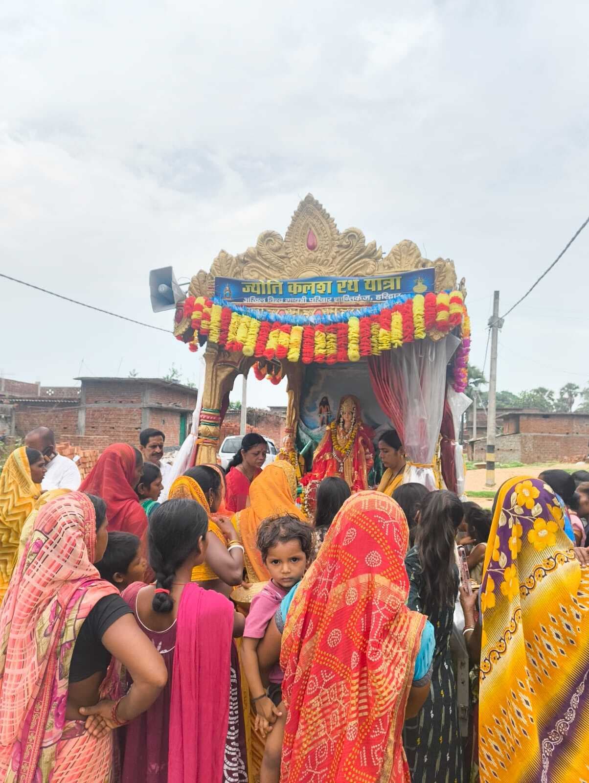 दिव्य ज्योति कलश रथ का स्वागत, दीप यज्ञ से गूंजा आध्यात्मिक माहौल