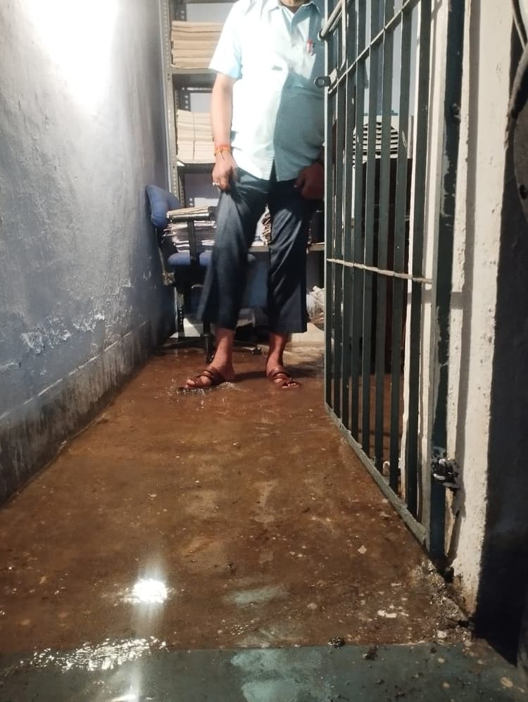 Bokaro News : उप कोषागार कार्यालय की छत से टपक रहा पानी