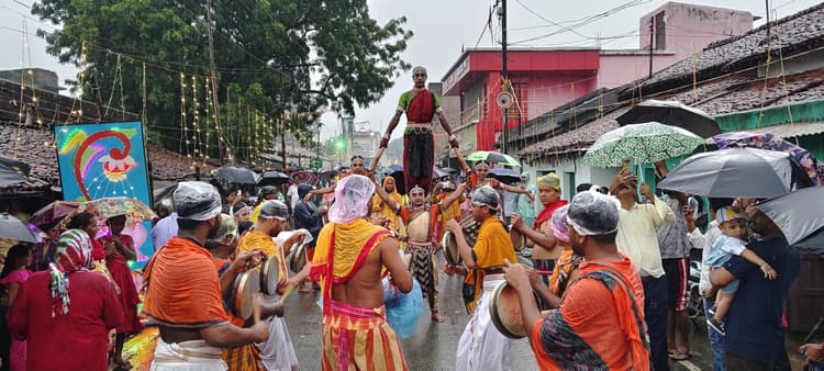 Seraikela Kharsawan News : भारी बारिश के बीच भाई-बहन के साथ श्रीमंदिर पहुंचे महाप्रभु