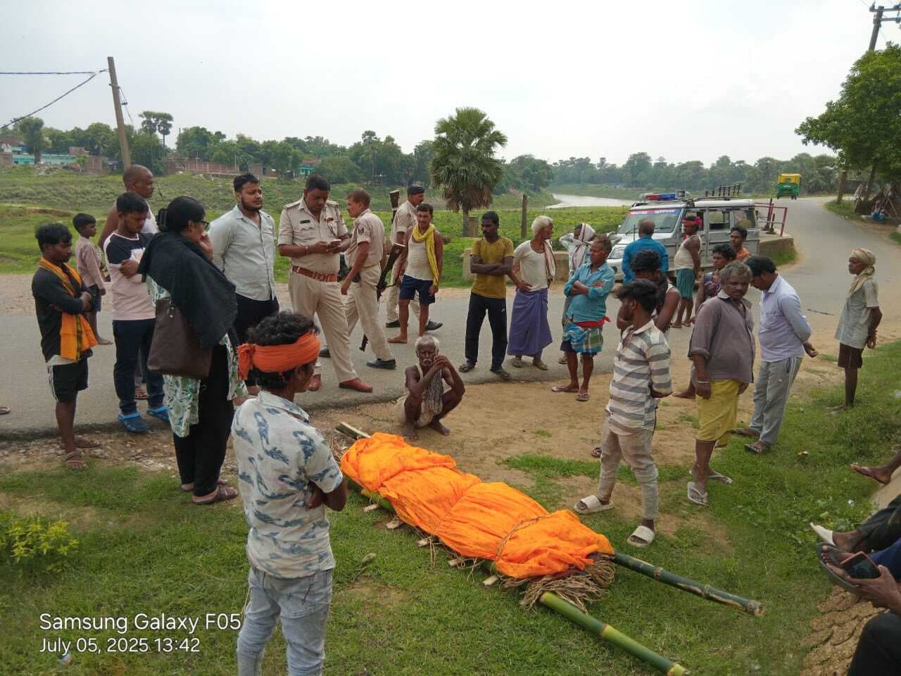 बिना सूचना के दफनाया जा रहा था अधेड़ का शव, पुलिस ने रोका