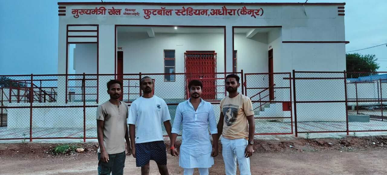 अधौरा प्रखंड से चयनित होमगार्ड को युवा समाज सेवी ने किया सम्मानित