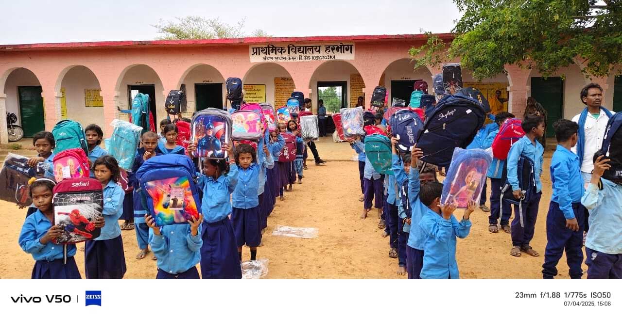एचएम ने निजी कोष से छात्र-छात्राओं में स्कूल बैग किया वितरण