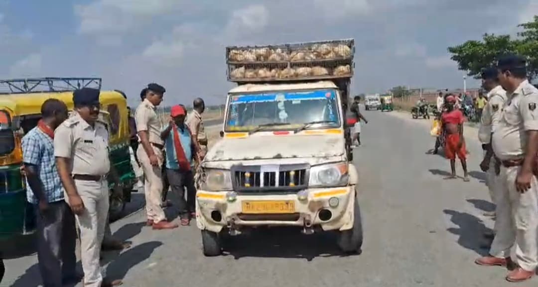 पिकअप वैन की टक्कर से बाइक सवार की युवक की मौत, दूसरा घायल