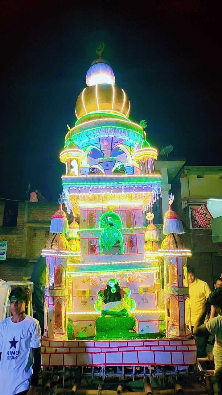 युवक ने लाइटों से बनाया सुंदर तजिया