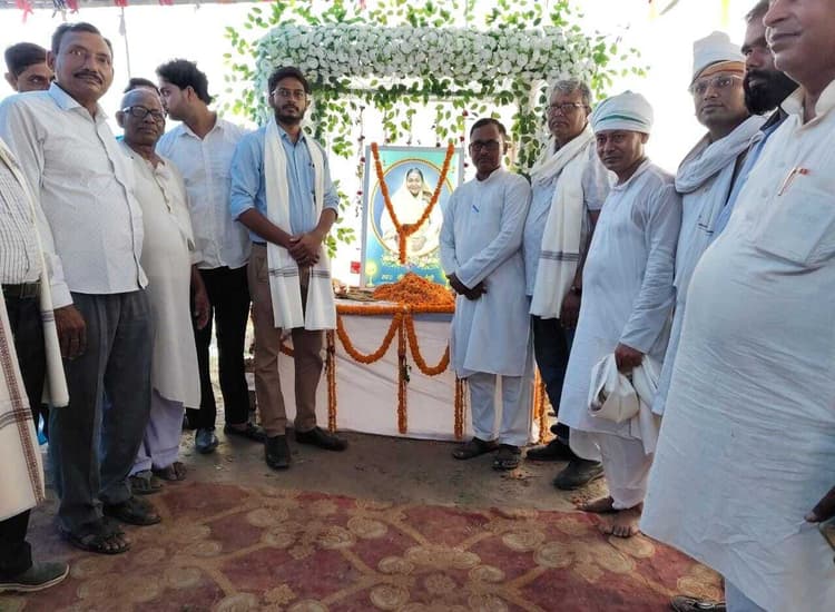 hajipur news. प्रजापति समाज के जिला समागम में समाजसेविका को दी गयी श्रद्धांजलि