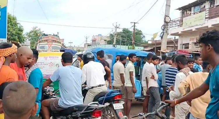 hajipur news. मारपीट से नाराज ऑटो चालकों ने जाम की सड़क