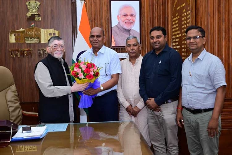 Jamshedpur news. राज्यपाल संतोष कुमार गंगवार से मिले स्वदेशी जागरण मंच के प्रतिनिधि