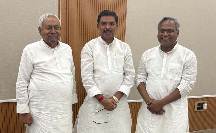 मुख्यमंत्री से मिले पूर्व सांसद संतोष कुशवाहा, एयरपोर्ट और फोर लेन की प्रगति के लिए जताया आभार