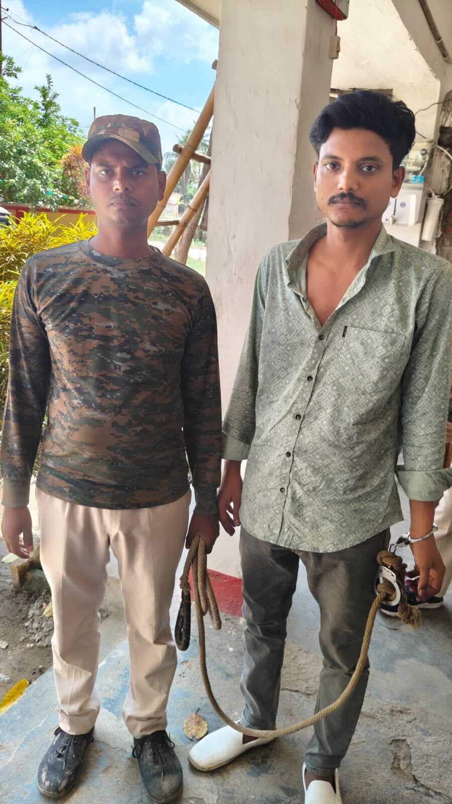 प्रतिबंधित कोडिन युक्त कफ सीरप के साथ दो तस्कर गिरफ्तार, न्यायिक हिरासत में भेजा गया