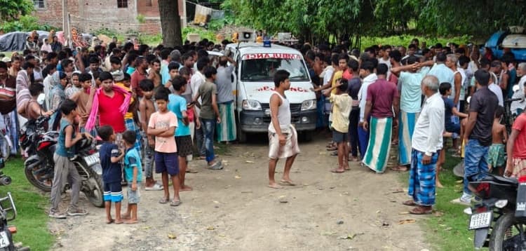 बाइक की ठोकर से सरपंच का पैर टॅटा, मुखिया प्रतिनिधि ने अस्पताल पहुंचाया