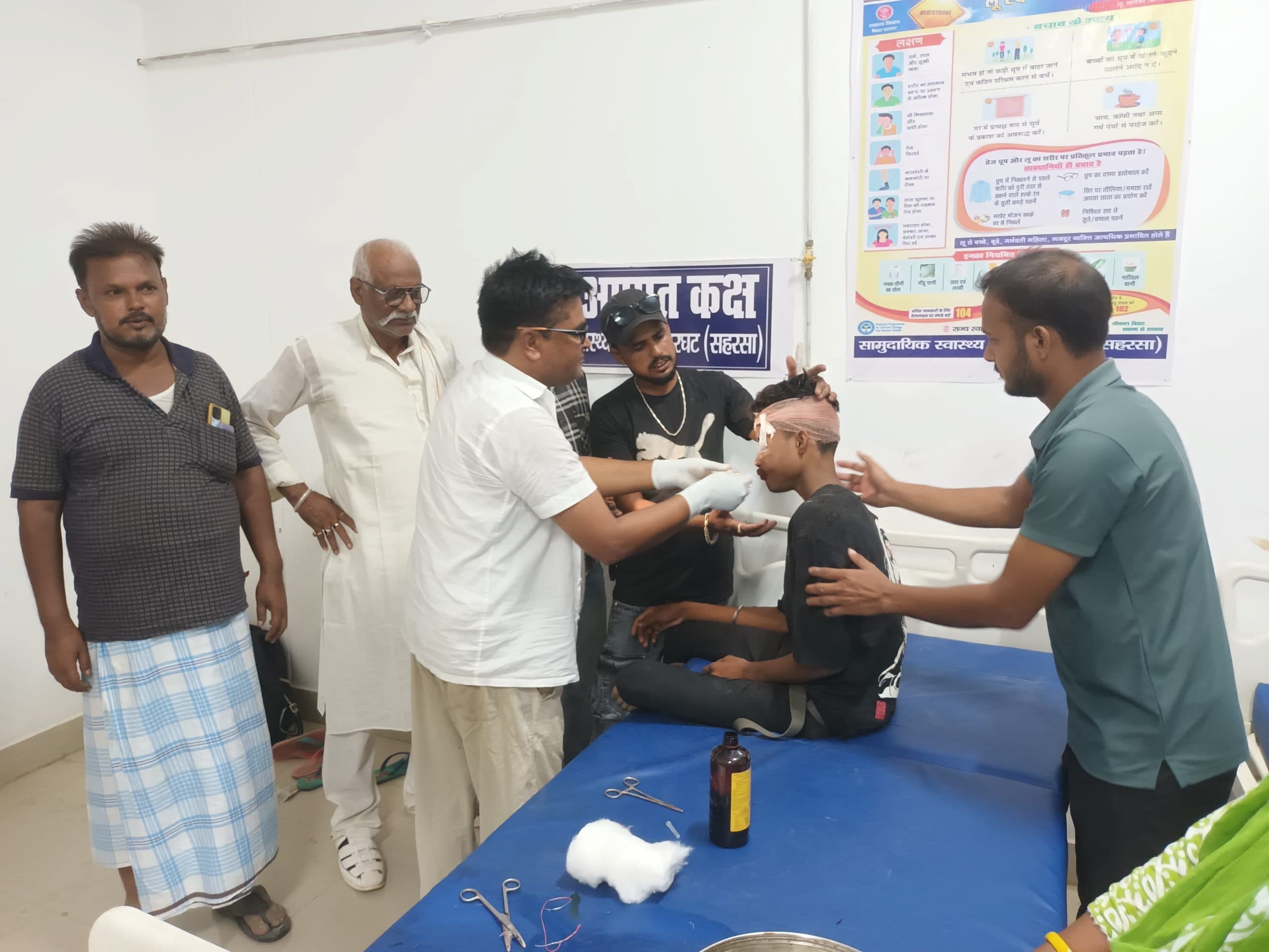 तेज रफ्तार बाइक की चपेट में आने से दो जख्मी, प्राथमिक उपचार के बाद सदर अस्पताल रेफर