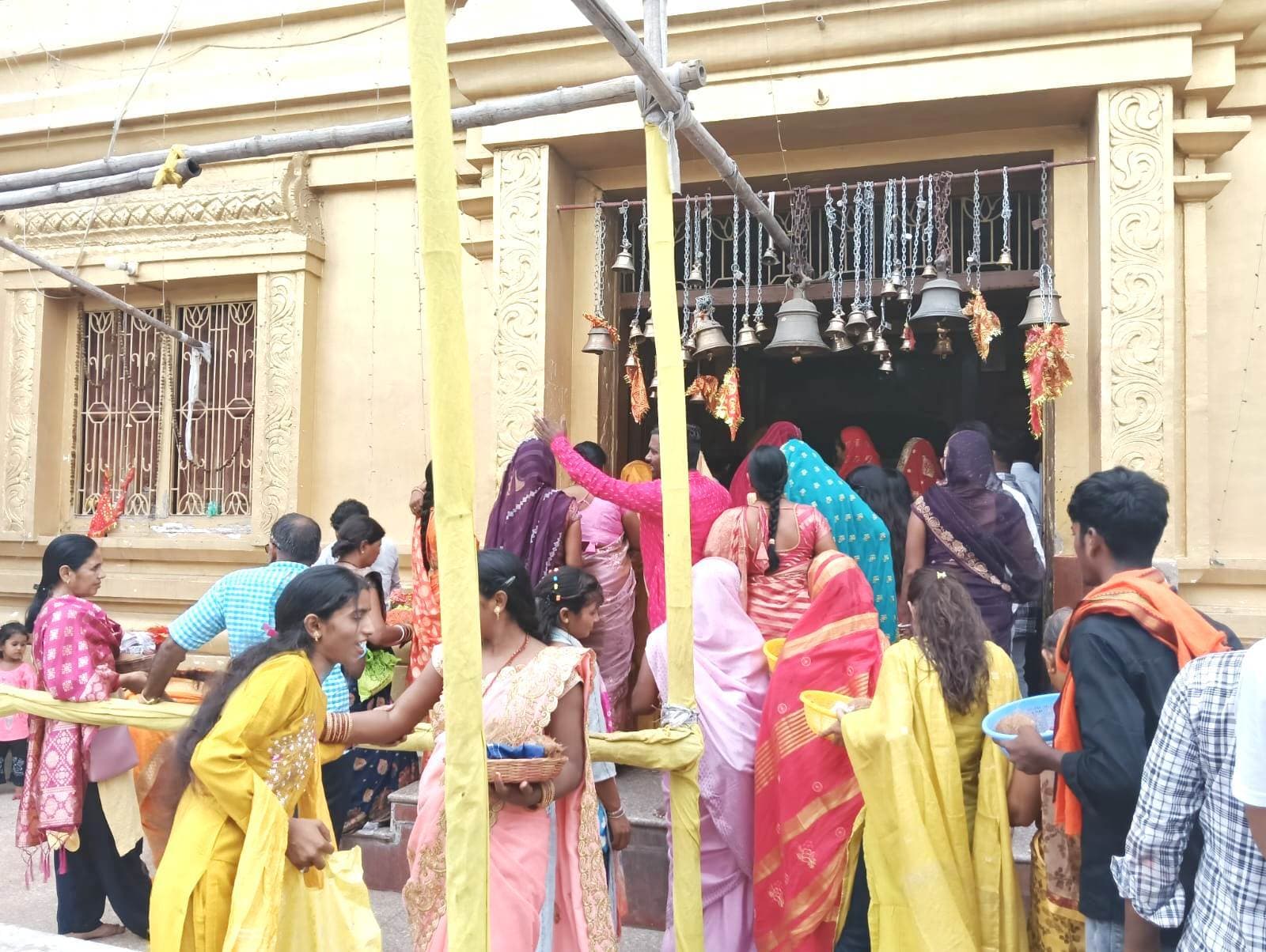 मां का दर्शन-पूजन कर मांगा आशीर्वाद