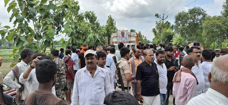 रौनिया पंचायत के मुखिया के अंतिम यात्रा में शामिल हुए कांग्रेस जिलाध्यक्ष