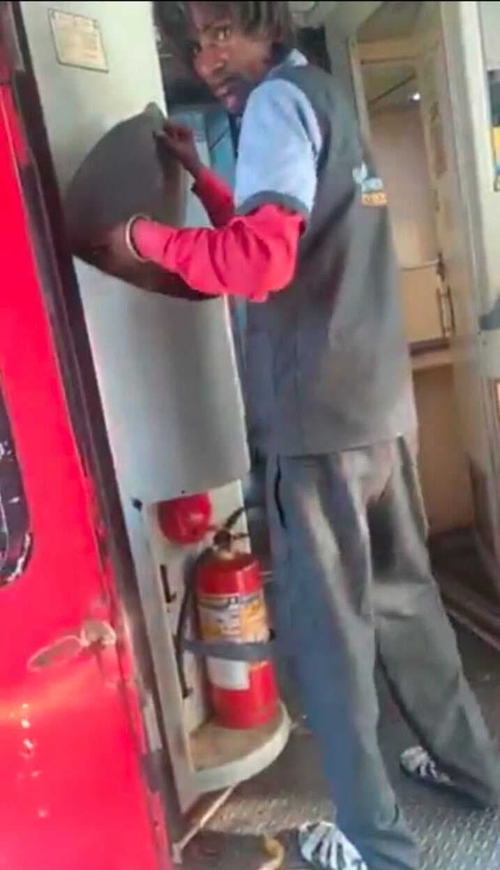 चलती ट्रेन में दरवाजा खोल कर कूड़ा फेंकने पर हुई कार्रवाई, एजेंसी पर जुर्माना