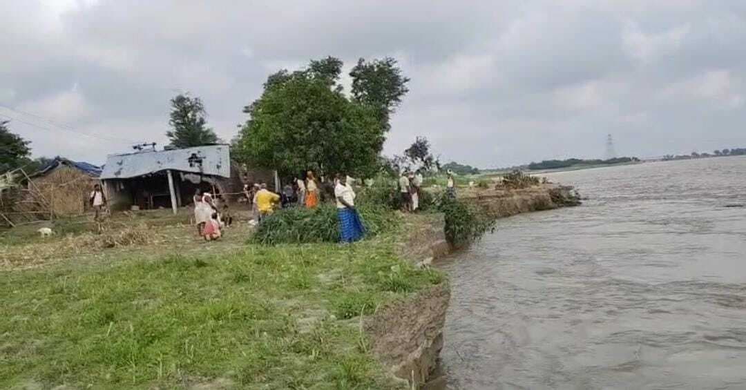 पूरा गांव चंदा इकट्ठा कर कटाव के रोकथाम में जुटे शिशवा के ग्रामीण