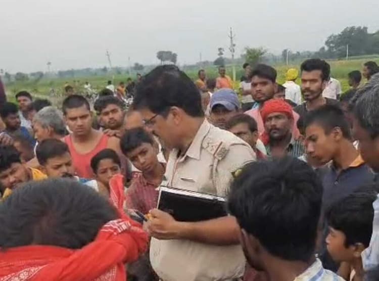 अनियंत्रित ट्रक के धक्के से बाइक सवार तीन लोग जख्मी, सड़क किया जाम