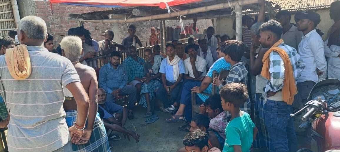 सड़क हादसे का शिकार हुए दो चचेरे भाई का शव गांव पहुंचते ही परिजनों में मची चित्कार