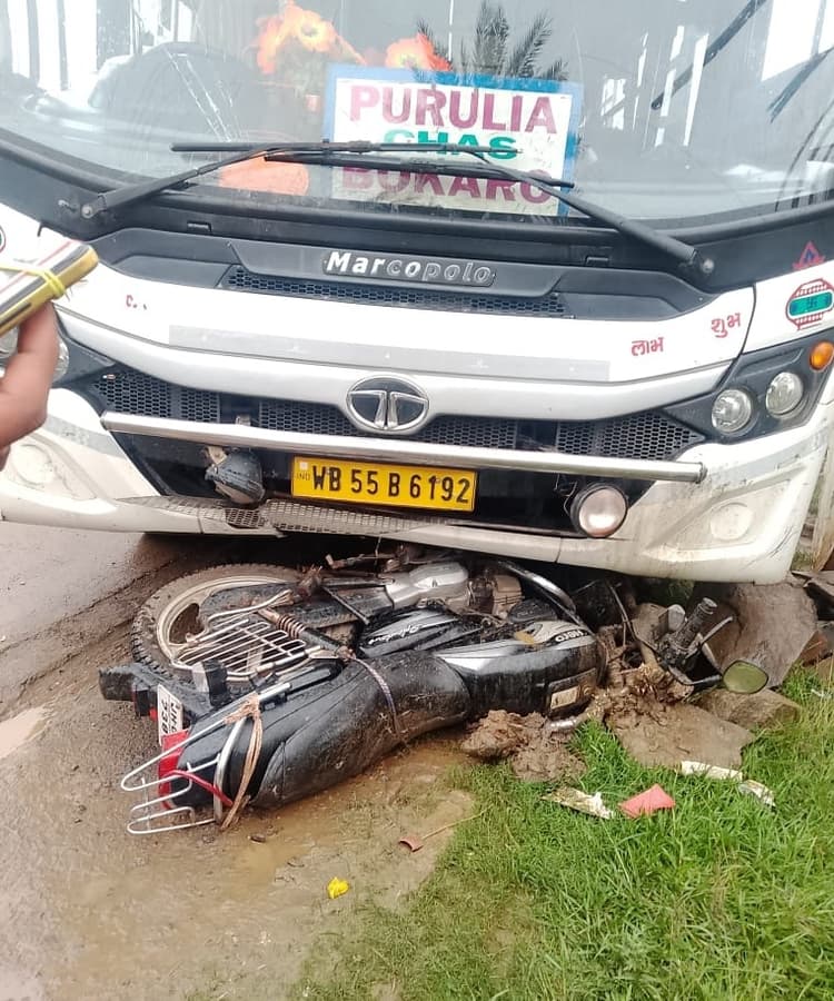 Bokaro News : बस की चपेट में आने से बाइक सवार पिता-पुत्र घायल