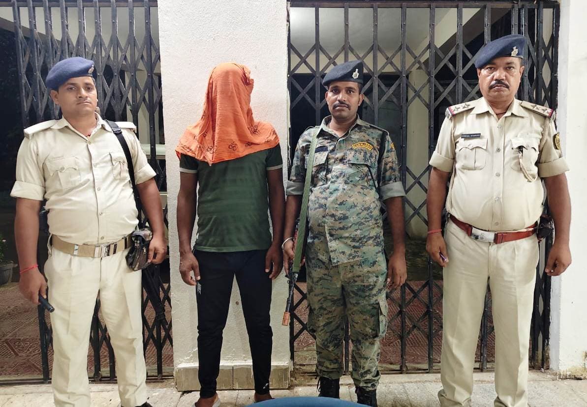 फर्जी नंबर प्लेट लगाकर चोरी का वाहन रखने वाला गिरफ्तार, वाहन बरामद