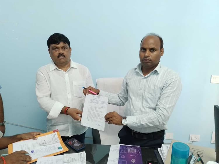 Motihari: पैक्स चुनाव में अंतिम दिन 15 अभ्यर्थियों ने कराया नामांकन