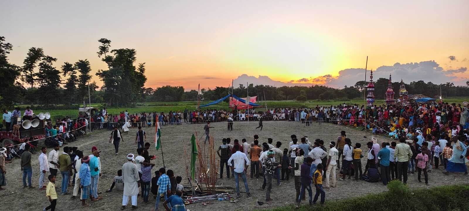 अखाड़े के खिलाड़ियों ने दिखाये करतब, लोगों ने मेले का उठाया लाभ