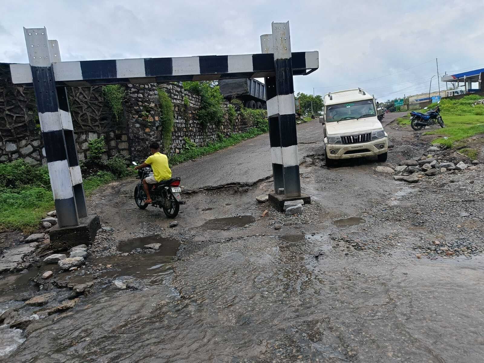 रांची-चतरा को जोड़ने वाला रेलवे अंडरपास बारिश में जर्जर, आवागमन में हो रही परेशानी