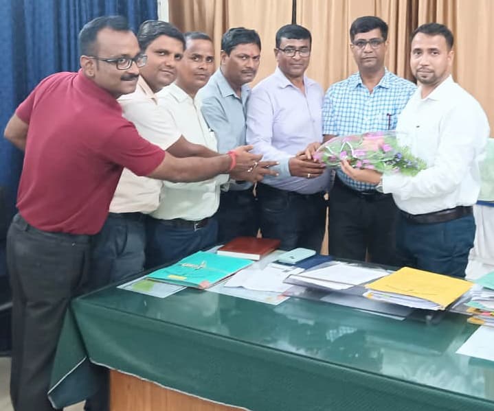 डीईओ से मिले जिले के विशिष्ट शिक्षक, सौंपा ज्ञापन