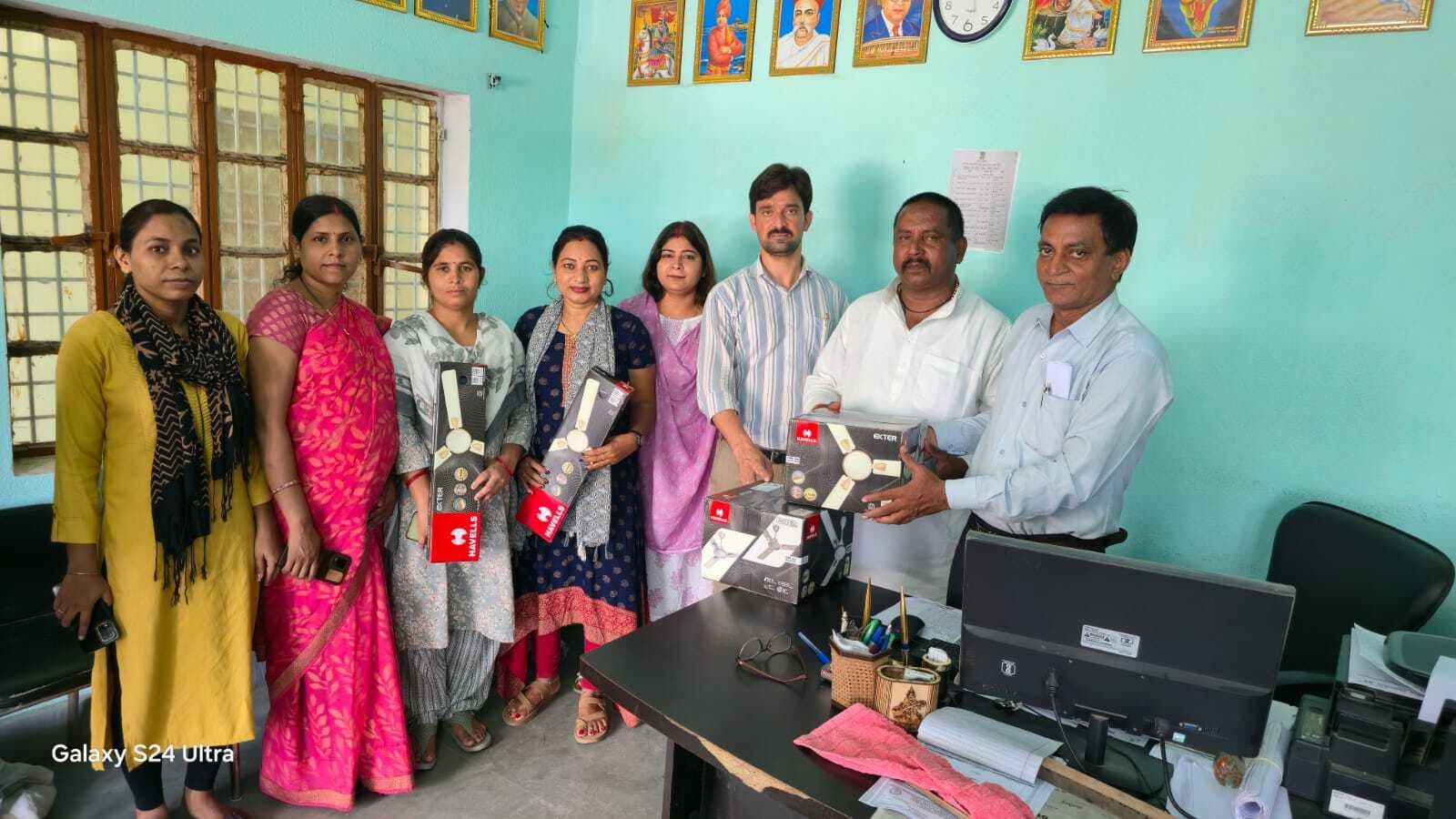 विद्यालय में बच्चों के लिए पंखा व स्टेशनरी किया डोनेट