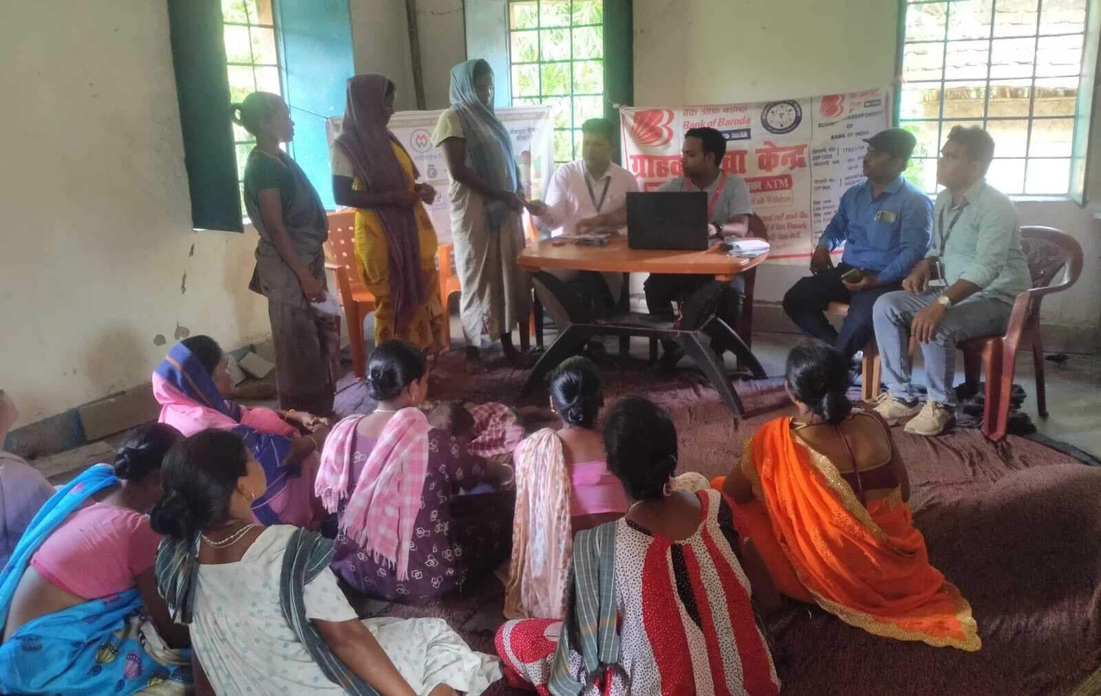 बैंक कर्मियों ने ग्रामीणों को किया जागरूक, योजनाओं की दी जानकारी