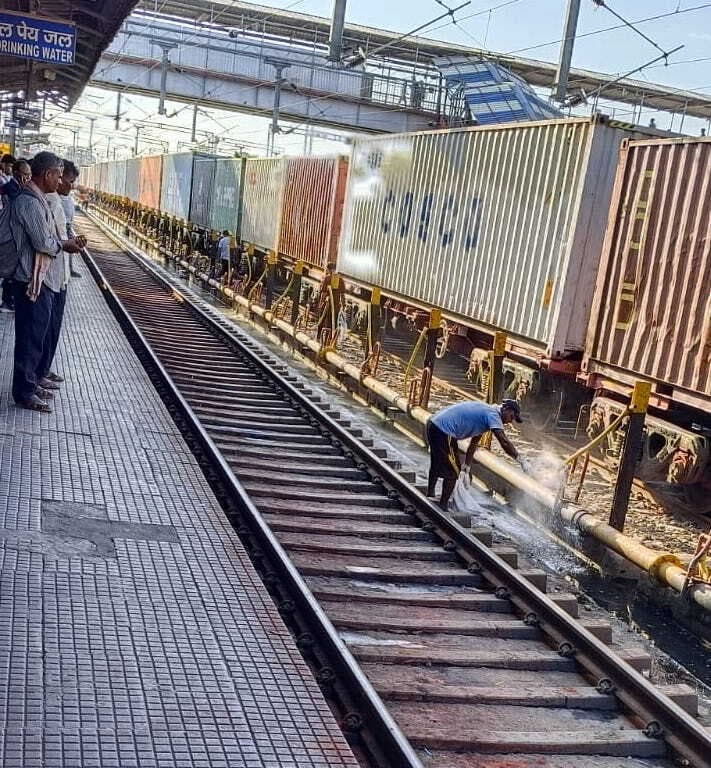 जंक्शन पर सीमेंट व बालू के घोल से भरे गये गड्ढे, होता रहा ब्लीचिंग का छिड़काव